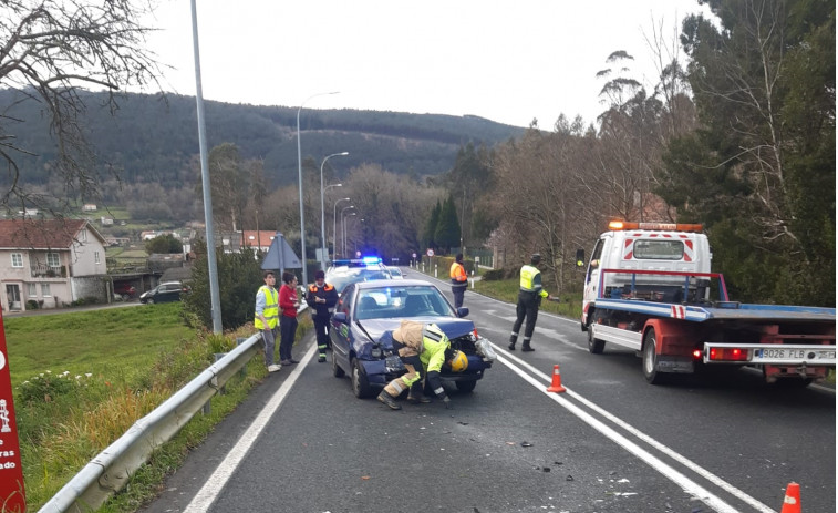 Excarcelan a una conductora tras chocar contra otro coche en las curvas de A Portela