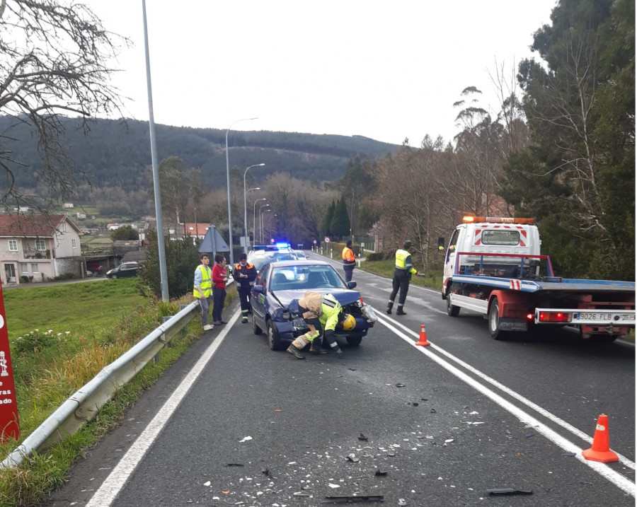 Excarcelan a una conductora tras chocar contra otro coche en las curvas de A Portela