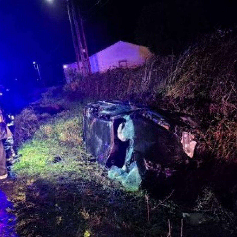 Rescatada una persona de su vehículo tras volcar Arzúa