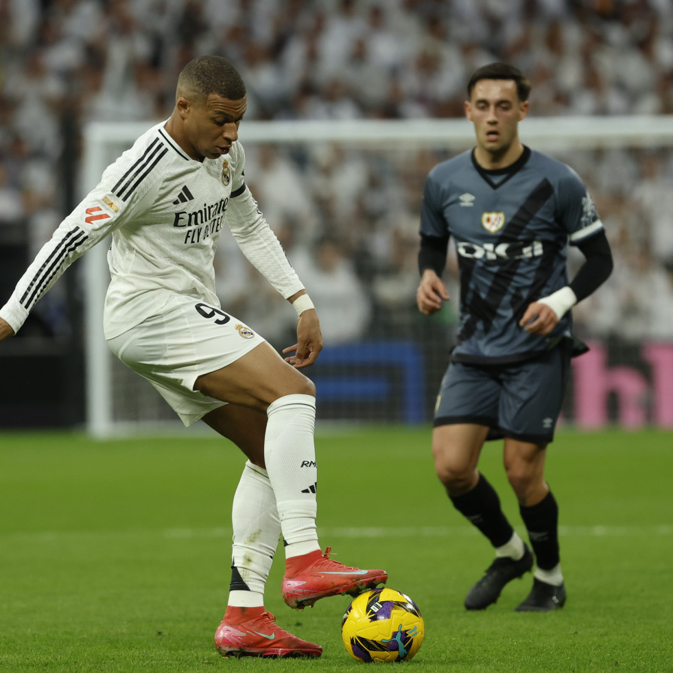 El Real Madrid alcanza al Barcelona en el primer puesto tras derrotar al Rayo Vallecano (2-1)