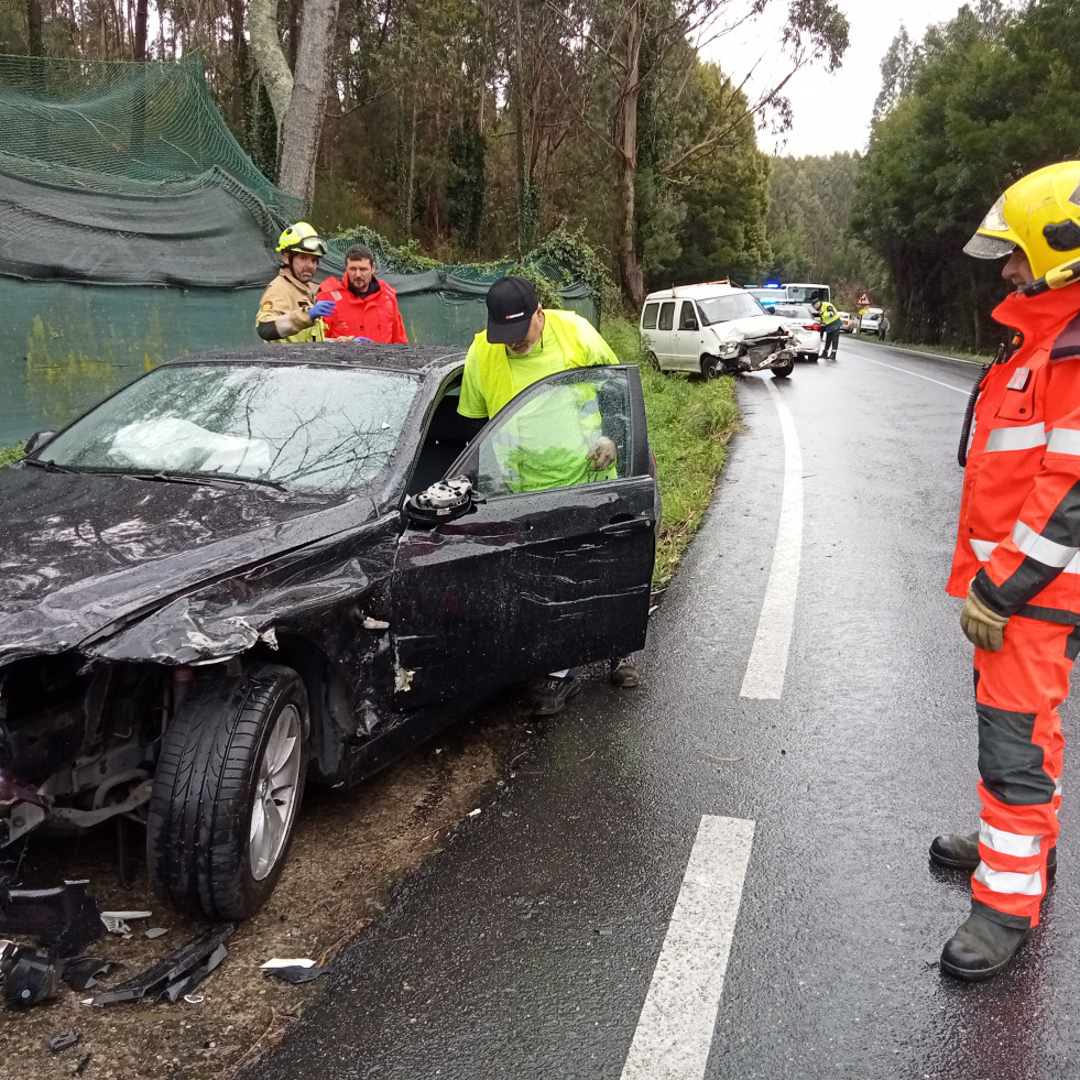 Heridas dos mujeres en un accidente de tráfico en Ribeira