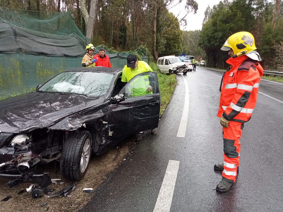 Heridas dos mujeres en un accidente de tráfico en Ribeira