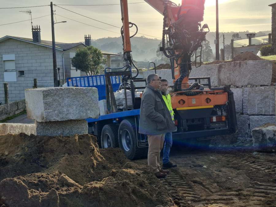 Ribadumia concluye una mejora de la seguridad vial en Coruto con un muro de contención