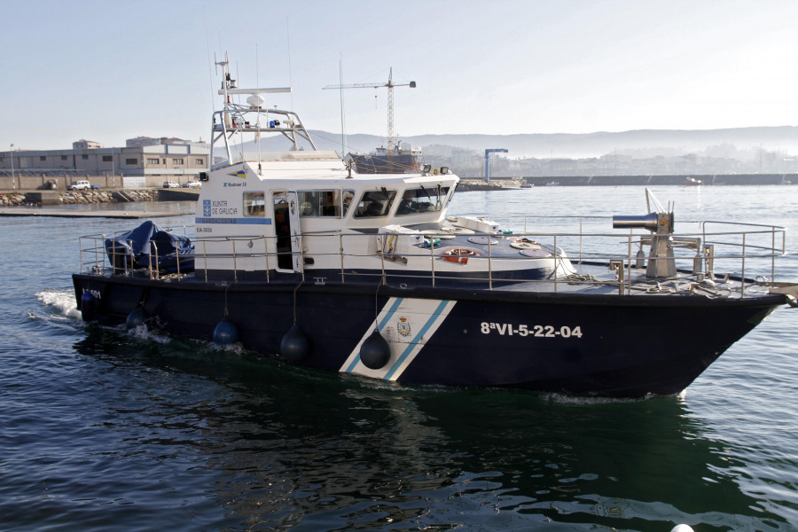 Gardacostas y Guardia Civil decomisan 87,5 kilos de choco en el puerto de Tragove