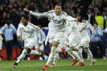 El delantero del Real Madrid Kylian Mbappé celebra al término del partido de vuelta de los octavos de final de la Liga de Campeo