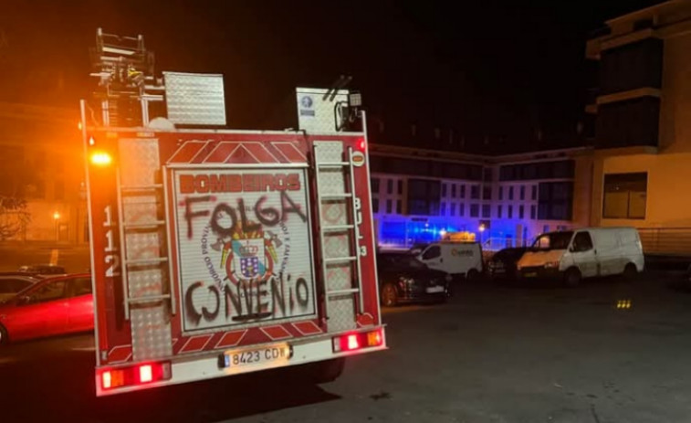 Trasladan en ambulancia al Clínico de Santiago a un hombre rescatado tras hallarlo tirado en el suelo de su vivienda en Rianxo