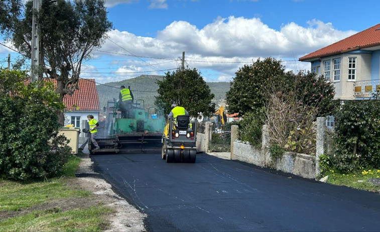 El Ayuntamiento de Rianxo acomete la renovación del asfaltado en los núcleos de Asadelos y Somoza