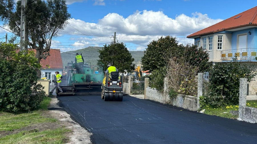 El Ayuntamiento de Rianxo acomete la renovación del asfaltado en los núcleos de Asadelos y Somoza