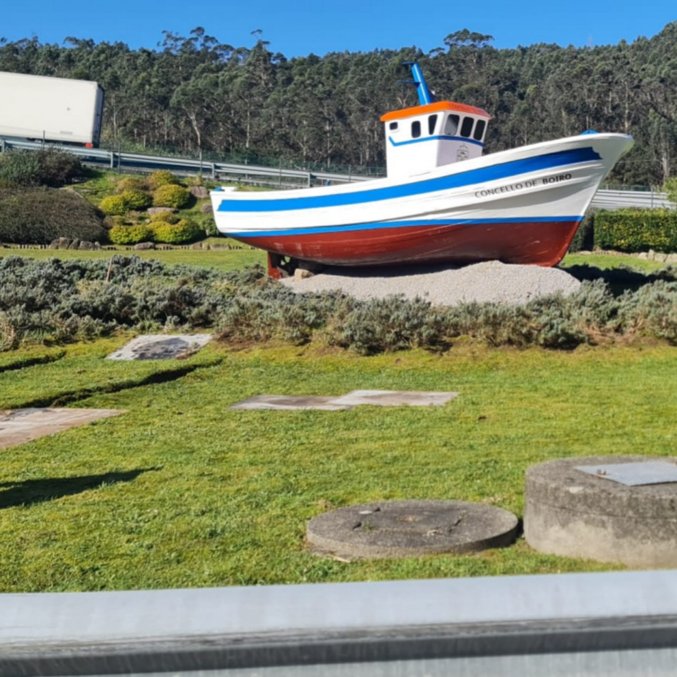 Una donación de un vecino permite renovar el barco que lucía en el jardín situado en la entrada a la villa de Boiro