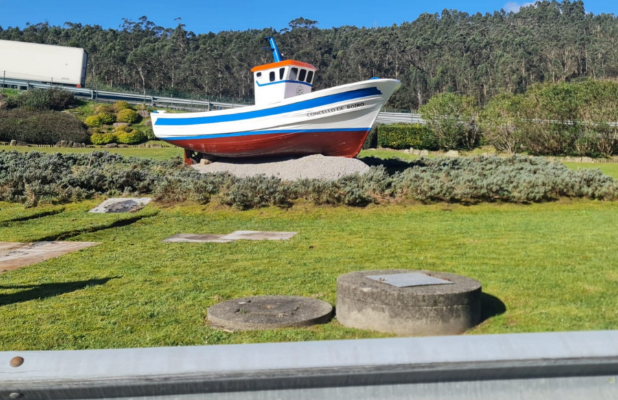 Una donación de un vecino permite renovar el barco que lucía en el jardín situado en la entrada a la villa de Boiro