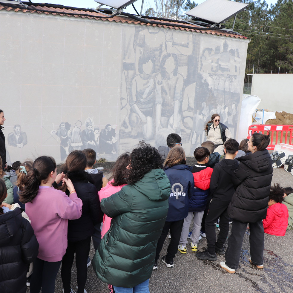 Catoira homenajea a las mujeres del fútbol en formato de mural