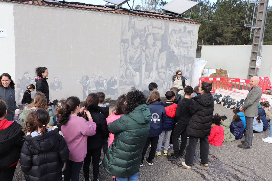 Catoira homenajea a las mujeres del fútbol en formato de mural