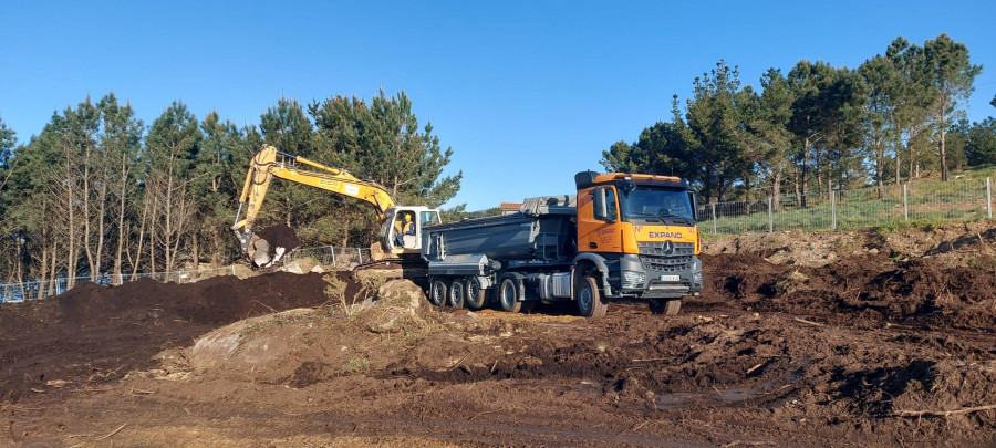 Acuaes comienza el movimiento de tierras para construir la futura depuradura de A Illa