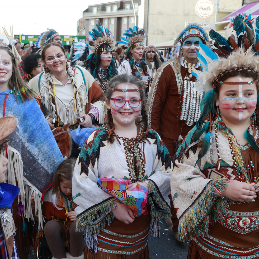 El carnaval de A Illa llega a su fin con un animado desfile y una tirada de fuegos artificiales