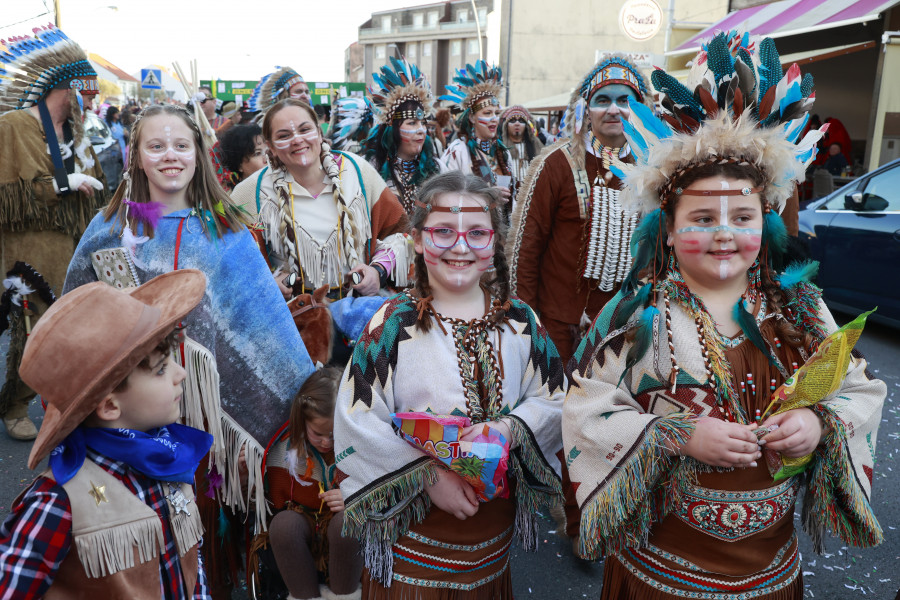 El carnaval de A Illa llega a su fin con un animado desfile y una tirada de fuegos artificiales