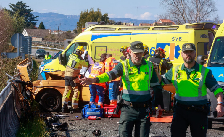 Fallece una mujer en un grave accidente entre un coche y un autobús de turistas en Barrantes