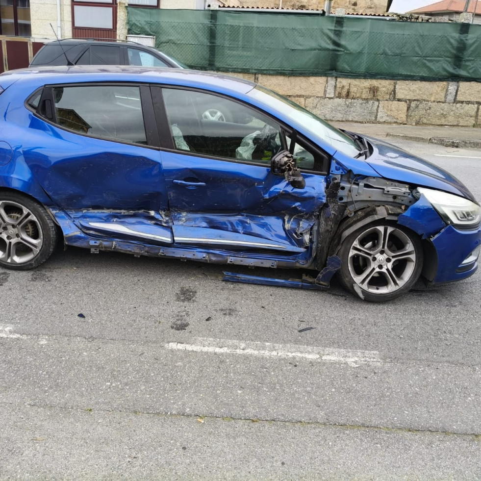 Una mujer resulta herida en una colisión entre un taxi y otro turismo en Meaño