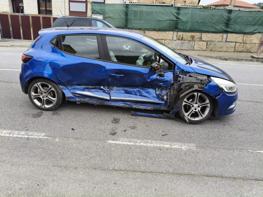 Una mujer resulta herida en una colisión entre un taxi y otro turismo en Meaño