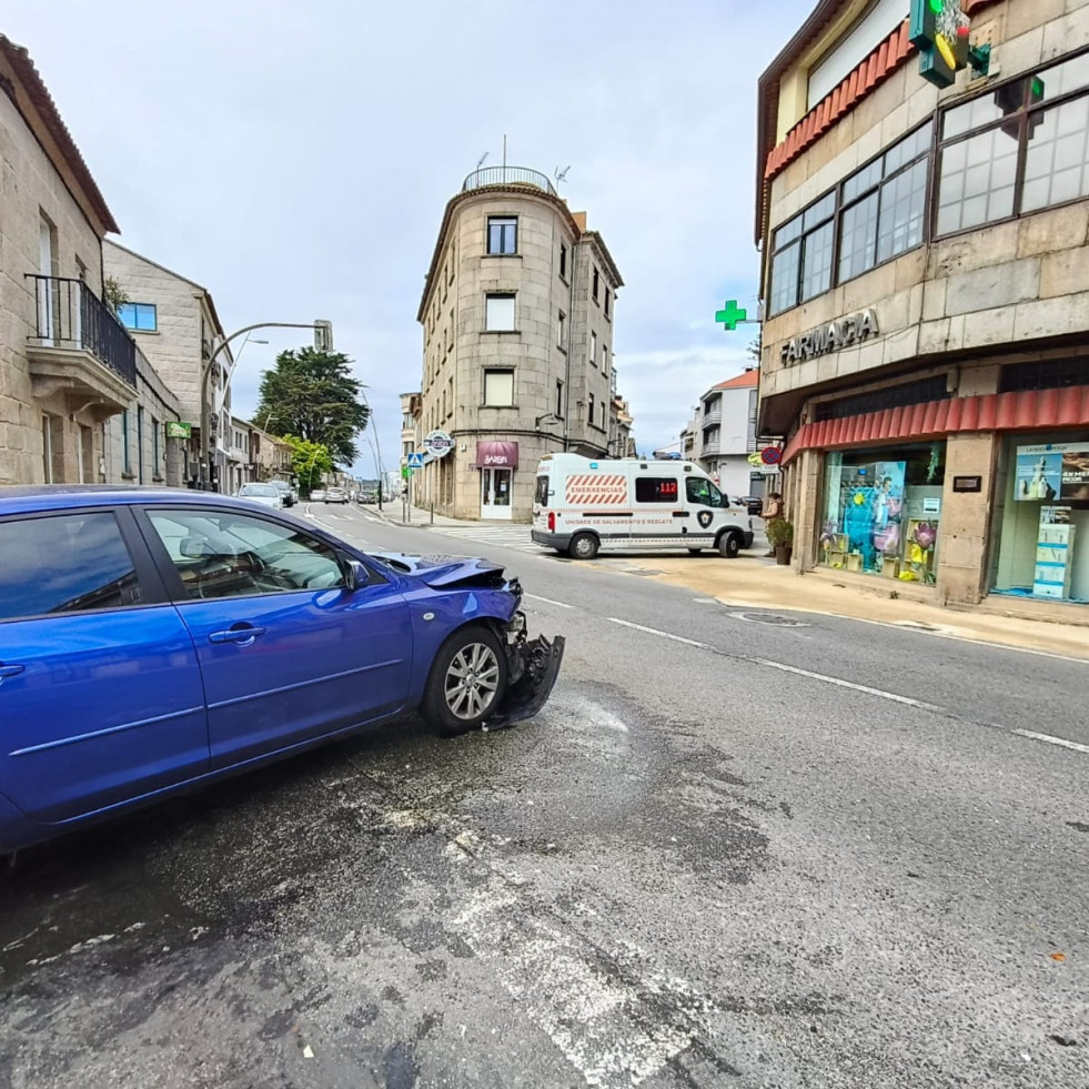 Un choque en la Avenida de Galicia entre un coche y un bus se saldó sin heridos