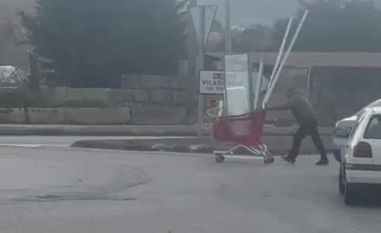 Recorre la rotonda de As Mans con un carrito de la compra