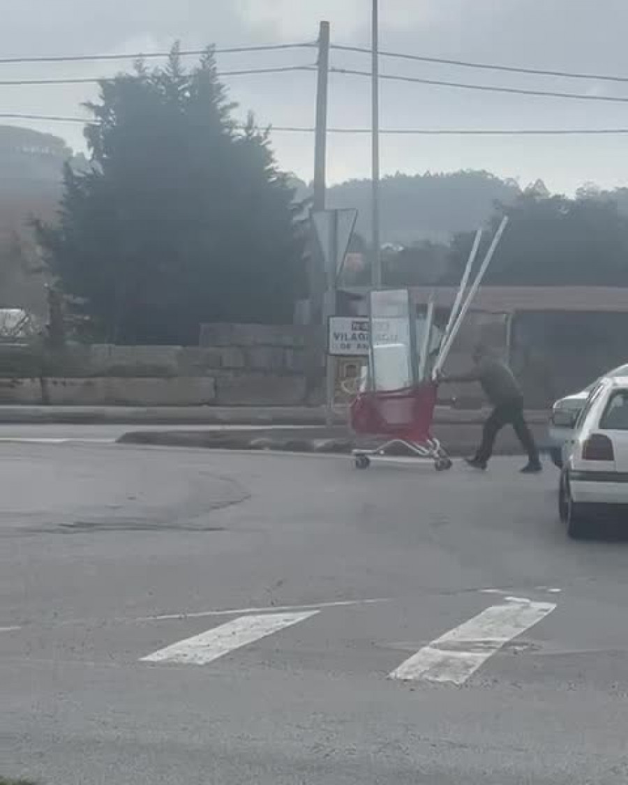 Recorre la rotonda de As Mans con un carrito de la compra