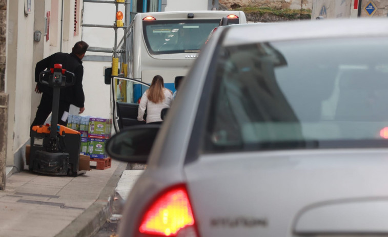 El autobús escolar pasa varios minutos atascado en Extramuros en Carril por la falta de espacio