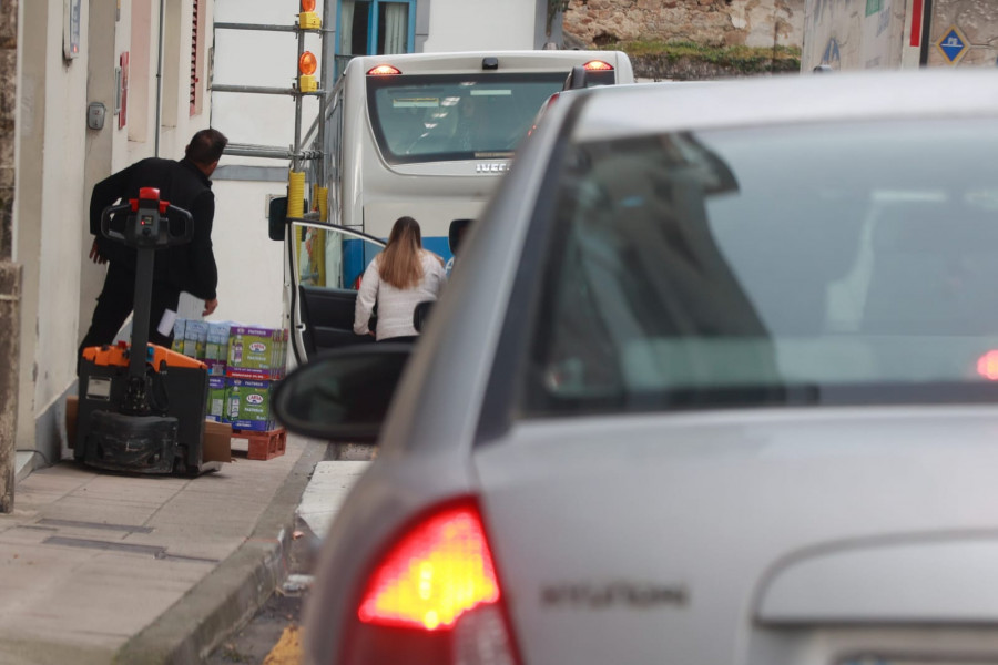 El autobús escolar pasa varios minutos atascado en Extramuros en Carril por la falta de espacio