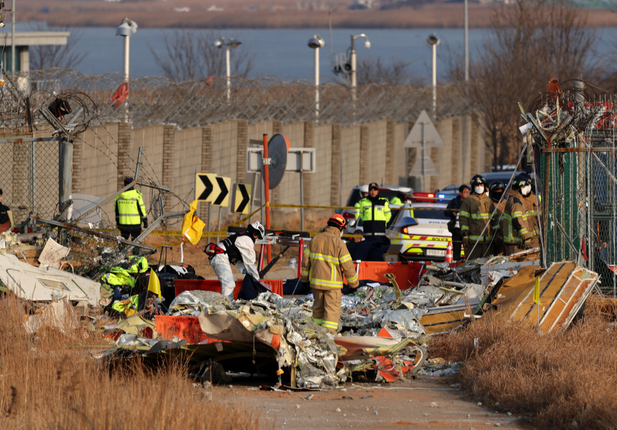 Muan (South Korea), 29/12/2024.- Firefighters search at the wreckage of the Jeju Air aircraft at Muan International Airport in Muan, 288 kilometers southwest of Seoul, South Korea, 29 December 2024. According to the National Fire Agency, a passenger jet carrying 181 people erupted in flames after going off the runway at an airport in South Korea's southwestern county of Muan on 29 December, leaving at least 176 people dead. (Corea del Sur, Seúl) EFE/EPA/HAN MYUNG-GU